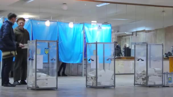ผู้มีสิทธิเลือกตั้งผู้สูงอายุใกล้กล่องลงคะแนนที่สถานีโหวต การเลือกตั้ง ยูเครน — วีดีโอสต็อก