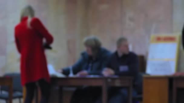 容のブロンド女性有権者のビューをぼかします。ウクライナの選挙 — ストック動画