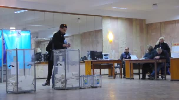 Young male voter puts the ballot in ballot box. Ukraine election — Stock Video