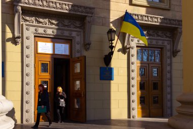 Dnipro, Ukrayna - 31 Mart 2019: Yoklama İstasyonu Üniversitesi binada yer girişi. Ukrayna Cumhurbaşkanı seçim. Kapının yanında uçan Ukrayna bayrağı