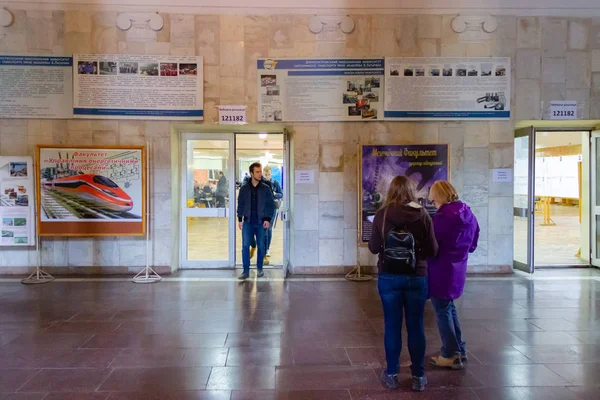 Dnipro, Ukraine - 31. März 2019: Blick auf die Stimmzettel in der Wahlurne im Wahllokal. Wahl des ukrainischen Präsidenten. Beobachter verschiedener politischer Parteien überwachen mögliche Unregelmäßigkeiten bei der Wahl — Stockfoto
