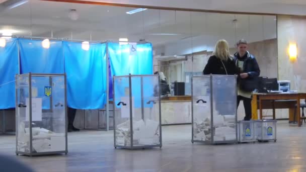 DNIPRO, UCRAINA - 31 marzo 2019: Le votanti bionde mettono la scheda elettorale nelle urne. Elezione del Presidente ucraino. Osservatori di diversi partiti politici monitorano eventuali irregolarità elettorali — Video Stock