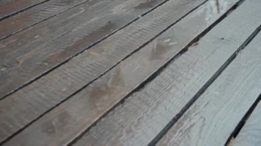Yağmurda eski boyanmamış tahtalar. Kamera hareket ediyor. Raindrop