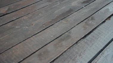 Yağmurda eski boyanmamış tahtalar. Kamera hareket ediyor. Raindrop