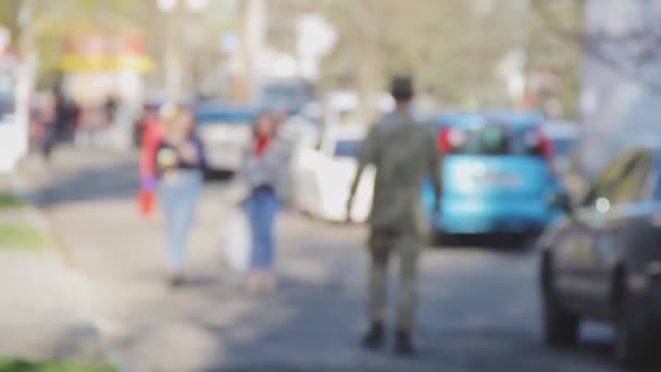 歩く通りの人々の無気不通のぼやけたシルエット — ストック動画