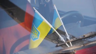 Ukrayna ulusal bayrakları otomatik ön cam bağlı