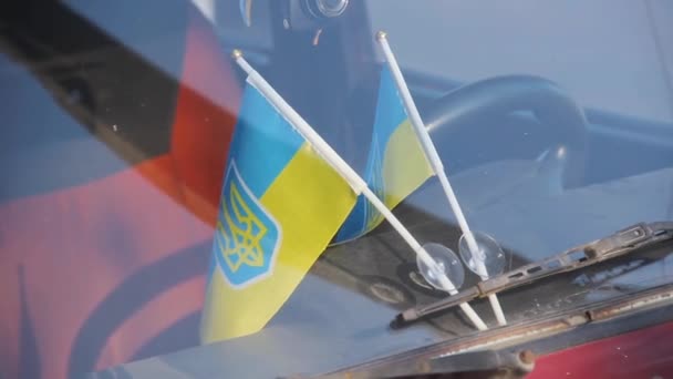 Ουκρανικές εθνικές σημαίες προσαρτημένες στο αυτόματο παρμπρίζ γυαλιού — Αρχείο Βίντεο