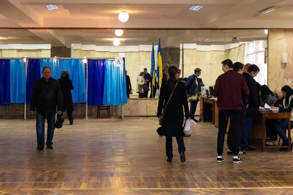 Dnipro, Ukrayna - 2019 Nisan, 21: Ukrayna Cumhurbaşkanı seçiminin ikinci turunda sandık merkezinde oy kabini yakınında Seçmenler.