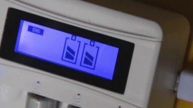 Evrensel çok tip pil şarj cihazında şarj edilebilir Nimh pillerin yeniden doldurulması ile yanıp sönen Lcd kaydırma Pan. Metal hidrürite akümülatörleri Aaa boyutundadır. Yeşil teknoloji çevreyi korur