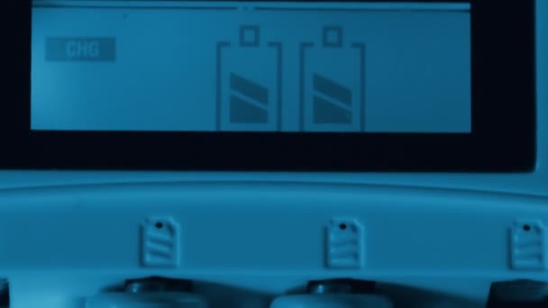 LCD-animatie toont de voortgang van het bijvullen van oplaadbare NiMH-batterijen in een universeel multi type batterijoplaadapparaat. Metaalhydride accu's AAA grootte. Groene technologie beschermt de omgeving — Stockvideo