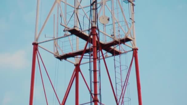 Transmisores de radio de enlace celular. Estructura torre de acero pintado — Vídeos de Stock