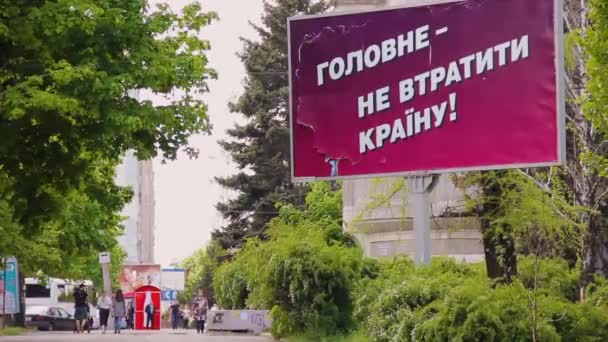 Cartelera en la calle de primavera con campaña electoral del presidente — Vídeos de Stock