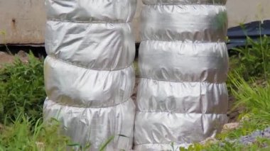 Harici bir temelin ısıtma hattının boruları. Dikey mo