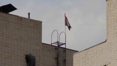 Siyasi hareketin kırmızı ve siyah renkli bayrağı Sağ kesim