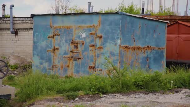 Ancien garage en fer abandonné. Petit bâtiment vieilli avec portes fermées — Video