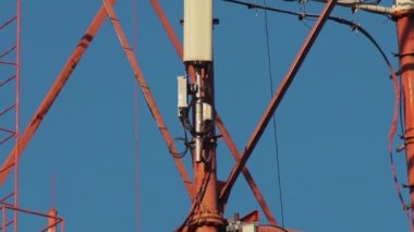 Vhf ve Uhf ekipmanları ile çok yüksek radyo kulesi