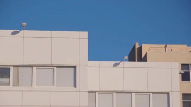 Güzel bir bahar gününde bir ofis binasının cephesinin görünümü