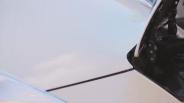 Elektrikli bir araçta elektrik prizinin kaydırma çekimi