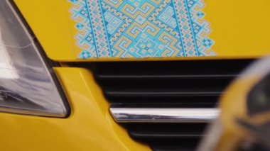 Kaputunda Vishivanka yazan sarı bir minivan.
