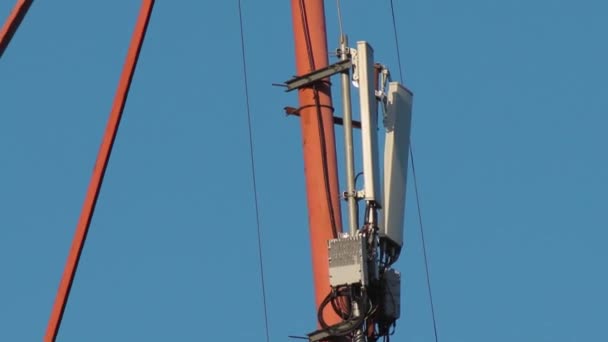 Torre de radio muy alta con transmisión de equipos VHF y UHF — Vídeo de stock