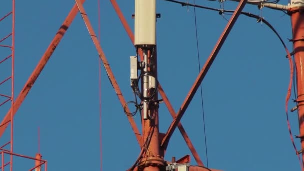 Torre de radio muy alta con transmisión de equipos VHF y UHF — Vídeo de stock