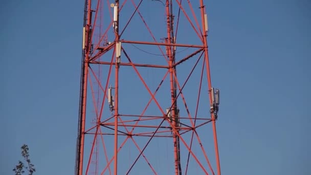 Torre de radio muy alta con transmisión de equipos VHF y UHF — Vídeo de stock