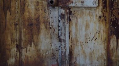 Terk edilmiş garaj. Boya dokusu nu soyulmuş eski metal demir kapı