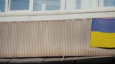 Ukrayna Ulusal bayrağı dairenin balkonuna asıldı