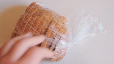 Erkek elleri masada ekmek ile çanta üzerinde plastik mandalı açık