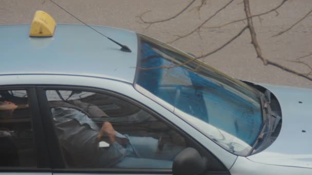 Cansado Motorista Táxi Descansando Dormir Carro Estacionado Enquanto Segura Telefone — Vídeo de Stock