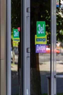 Dnipro, Ukrayna - 16 Haziran 2019: Ukrayna Cumhurbaşkanı Vladimir Zelensky'nin seçim kampanyası. Yeşil çıkartmalar 
