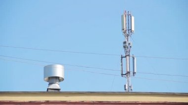 Binanın çatısında hücresel antenler olan kule