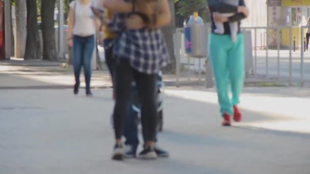 Unga par kille med en flicka kram och gå i deras affärer — Stockvideo