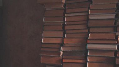 Odada yığınla kitap var. Kitap kurdu kütüphanesinin içi