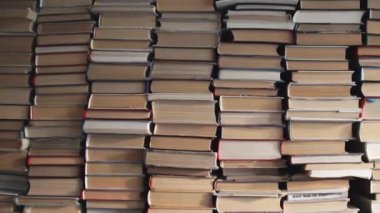 Odada yığınla kitap var. Kitap kurdu kütüphanesinin içi