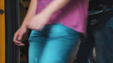 İnsanlar otobüse yetişmek için sırada bekliyor. Otobüs durağındaki minibüs. Yolcular geliyor.