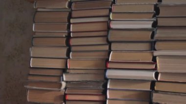 Odada yığınla kitap var. Kitap kurdu kütüphanesinin içi