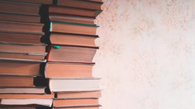 Odada yığınla kitap var. Kitap kurdu kütüphanesinin içi