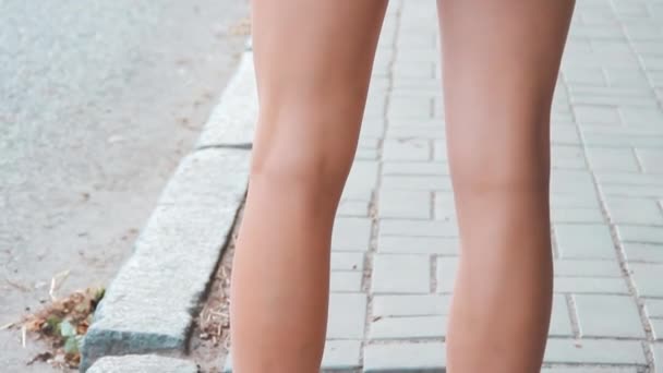 Jambes féminines en pantoufles d'été. Sandales en caoutchouc sur les jambes d'une jeune fille . — Video