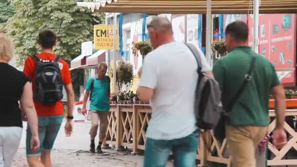 Zomer café. Veranda van het restaurant. Patio met houten muren — Stockvideo