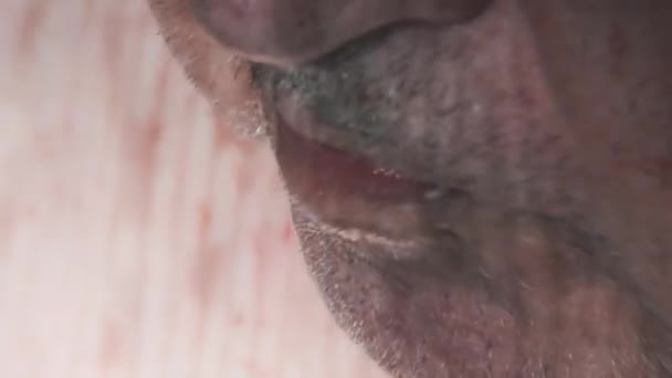 Un anciano irreconocible sin afeitar toma comida con una cuchara y mastica — Vídeos de Stock