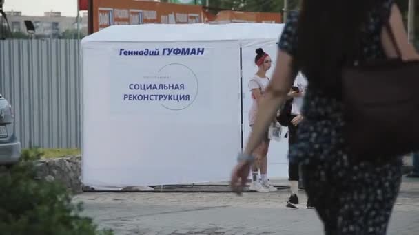 Ο ταραχοποιής στο δρόμο μοιράζει φυλλάδια. Αναπληρωτές εκλογές — Αρχείο Βίντεο