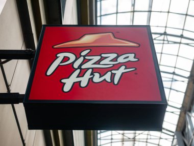 Moskova, Rusya - 14 Eylül 2019: Açık hava reklamı Pizza Hut logolu tabela. Kare reklam tasarımı. Sokak kafesi. Pizza Hut, Abd'li restoran zinciri ve uluslararası franchise