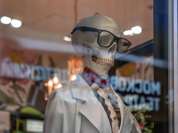 Moscú, Rusia - 14 de septiembre de 2019: Esqueleto con gafas y una bata blanca detrás de cristal en un escaparate de Kiehls. Marca minorista que se especializa en productos para el cuidado de la piel, el cabello y el cuerpo . —  Fotos de Stock