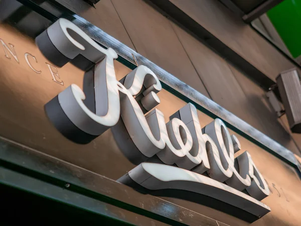 Moskova, Rusya - 14 Eylül 2019: Kiehls logolu alışveriş reklam işareti. Kiehl's Llc cilt, saç ve vücut bakım ürünleri konusunda uzmanlaşmış bir Amerikan kozmetik markası perakendeci