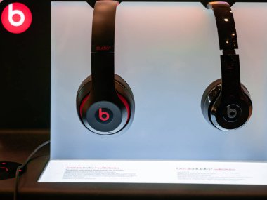Moskova, Rusya - 14 Eylül 2019: Beats Solo 3 kablosuz kulaklıklar gadgets mağazasında sergileniyor. Cep telefonlarının en yeni modelleri özel jak olmadan gelir çünkü Bluetooth kulaklıklar çok popüler