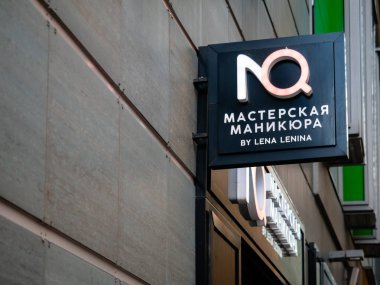 Moskova, Rusya - 14 Eylül 2019: Popüler bir manikür salonu ve logosunun açık hava reklamı ile kare siyah bir tabela. Lena Lenina tarafından Manikür atölye.