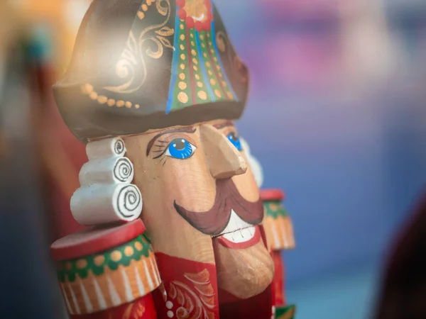 Moskova Kukla Tiyatrosu 'nun vitrininde fındıkkıran masalının kahramanını tasvir eden bebekler. Çaykovski 'yi. Karşıdaki binalar cama yansıyor.