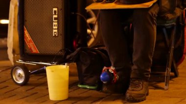 Sokak müzisyeni Oleg Kapustin yayalar üzerinde gitar çalıyor.