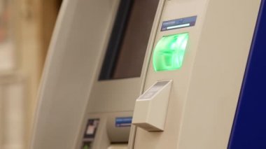 ATM 'de kart alıcısı. Diebold - Nixdorf markası